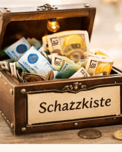 Schatzkiste mit Geldscheinen gefüllt