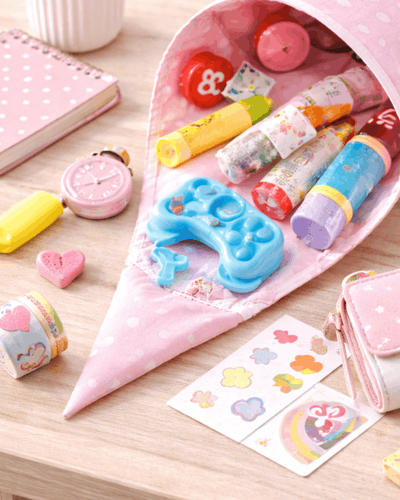 Schultueten gefüllt offen, daneben Ideen zum Befüllen zB Stifte, Geldbörse, Armbanduhr für Kind, Tatoos