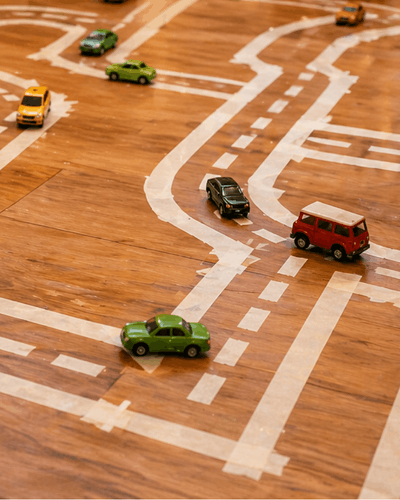 Wichtel Ideen - Schabernack mit Autostraße am Boden geklebt