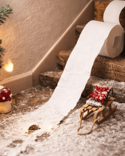 Klopapier als Rodelbahn gebaut als einfache Wichtel Streiche Idee ohne Aufwand