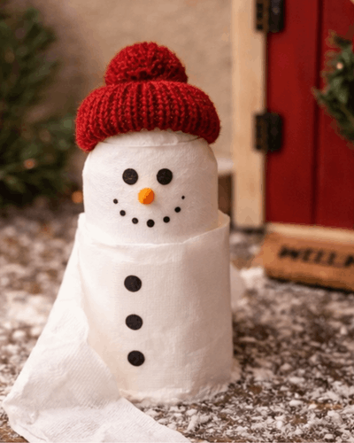 Mini Schneemann aus Klopapier als kreative Wichtel Streiche